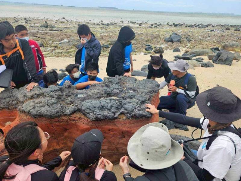澎湖縣風櫃國小以「海學力：從澎湖出發的做中學行動課程」，帶孩子走進海洋與社區，從潮間帶觀察、每月淨灘守護家園、海漂垃圾調查，到海草復育、訪談漁村耆老，再把行動成果轉化為繪本、短片與展演。（澎湖風櫃國小提供）