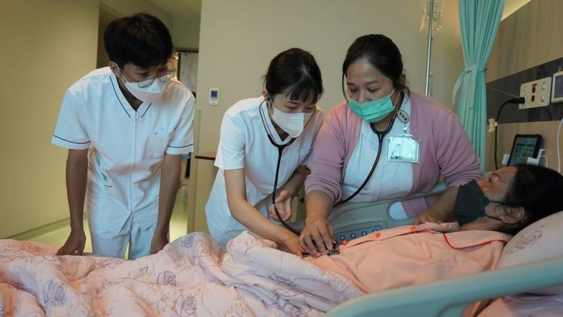 屏東縣政府啟動「護理人力補助專案試辦計畫」，與縣內醫院簽署合作意向書，對象包括應屆畢業生、返鄉及重返醫院職場者，盼有效補足人力、提升照護品質。（屏東縣政府傳播暨國際事務處提供）