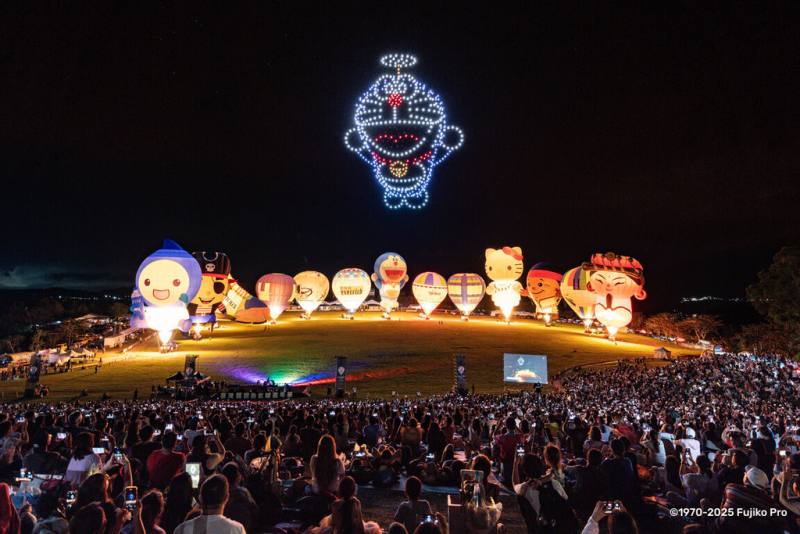 台東國際熱氣球嘉年華21日晚間圓滿落幕，無人機緩緩升起，拼出哆啦a夢及經典的竹蜻蜓。（台東縣政府提供）