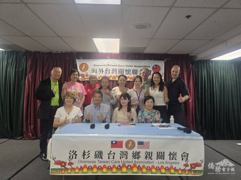 橙縣文教中心主任蕭蓓如（前排右2）、海關會會長蘇俊成（前排左2）及與會來賓合影