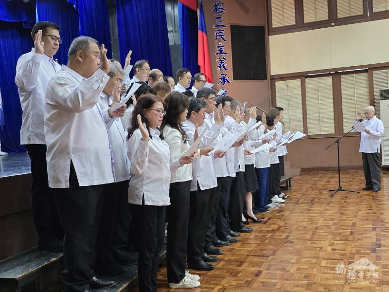 監誓員蔡自然為菲華文經總會第四十三屆委員主持宣誓儀式