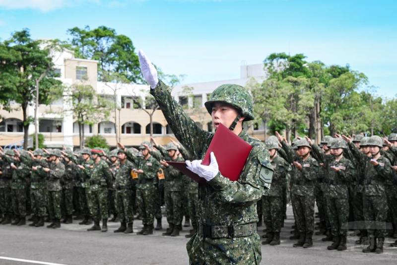 全體訓員在宣誓代表帶領下，高聲齊呼誓詞。（陸軍第八軍團提供）