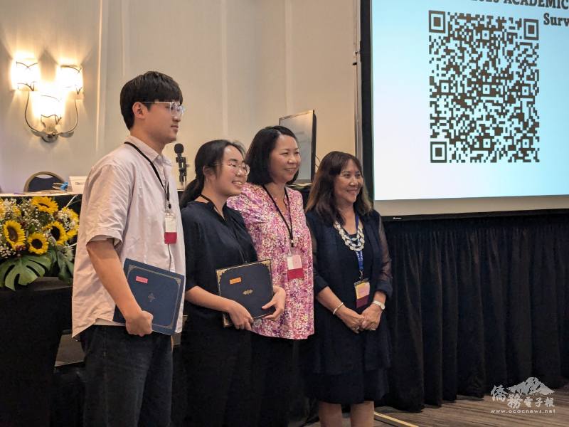 頒發青年學者參與感謝狀