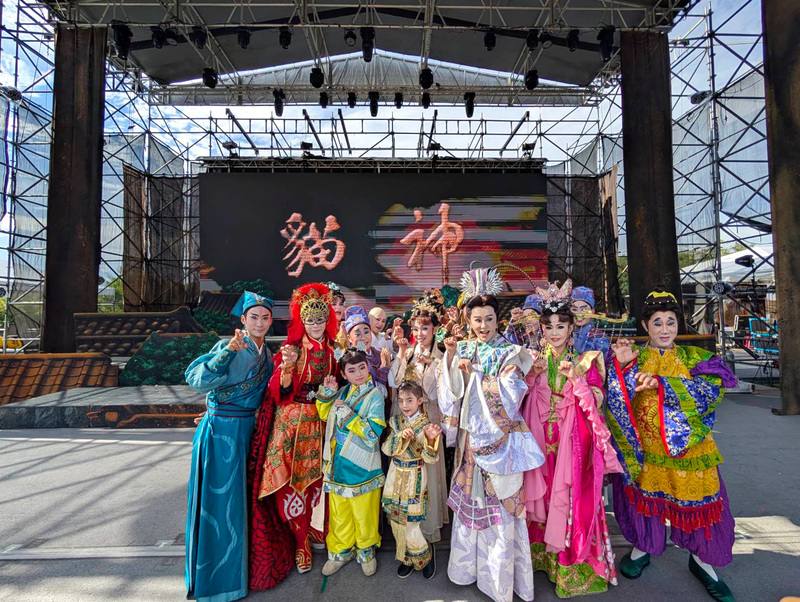 文化部庄頭劇場邀請明華園戲劇總團在金門演出「貓神」，21日彩排記者會中，當家小生孫翠鳳（前排右3）與明華園四代同堂合影。