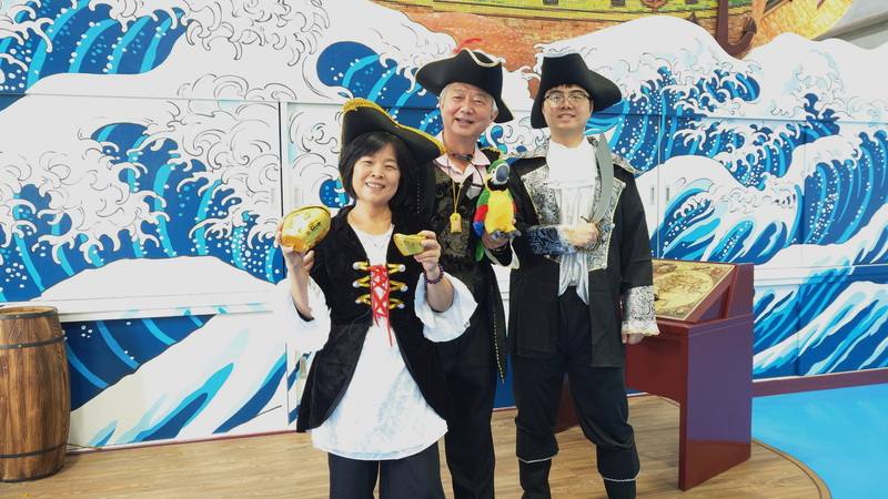 陶藝家謝東哲（中）與家人一同在嘉義新港打造「海賊庄休閒農場」，23日起試營運一個月，試營運期間新港鄉、六腳鄉與雲林縣北港鎮居民可免費入園。