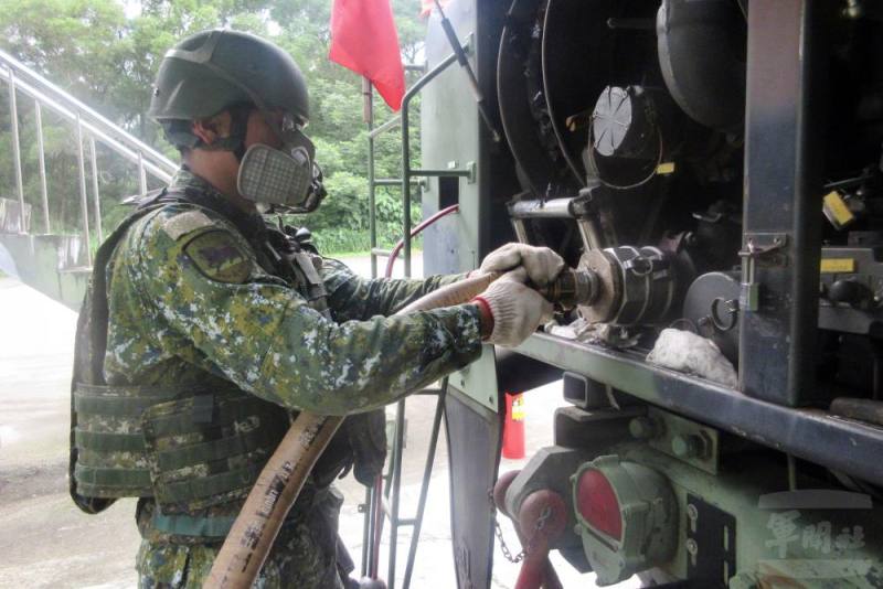 陸軍五支部補給油料庫臺中油料分庫日前實施「陸油灌裝操作」演練。（陸軍第十軍團提供）