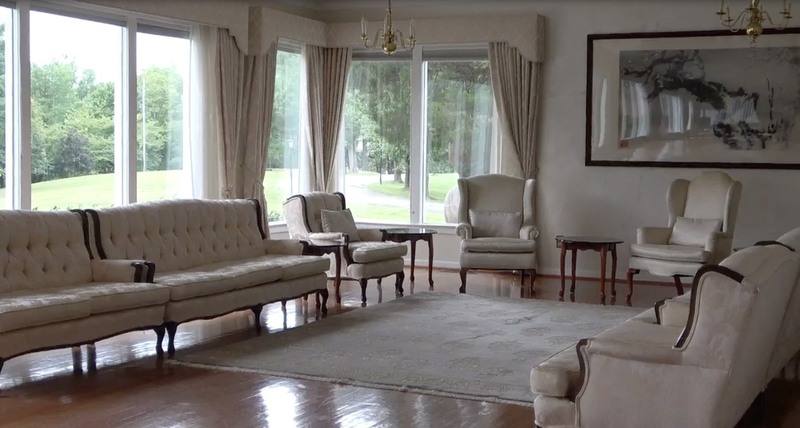 雙橡園大宴會廳設有落地窗，可遠眺莊園草坪，不時可見鹿群出沒覓食。圖攝於8月19日。