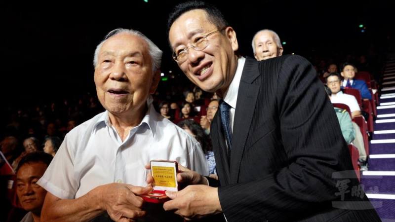 部長致贈張作民紀念徽章。（軍聞社記者劉哲宇攝）