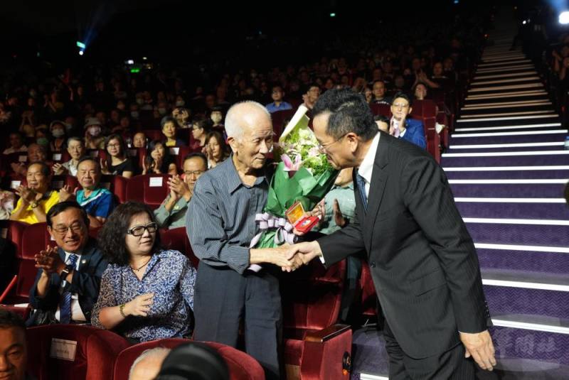 部長獻花致意。（軍聞社記者劉哲宇攝）