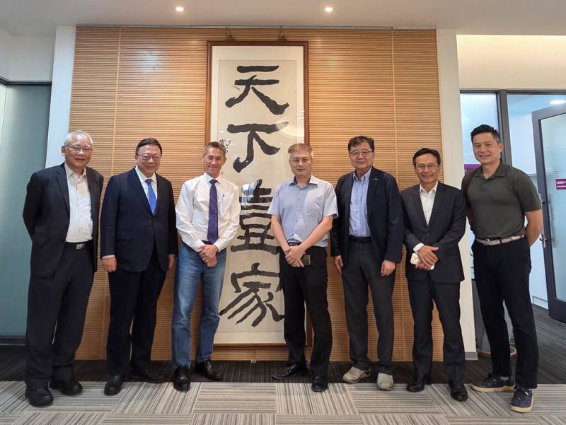 國立清華大學21日表示，教育部已核定清華與中華大學的整併計畫書，雙方將依計畫內容分階段推動整併。圖左起為清大副校長戴念華、中華大學校長劉維琪、清大校長高為元、中華大學董事長楊勝翔、清大副校長呂平江、中華大學監察人王文聰、清大助理副校長嚴大任。（清大提供）