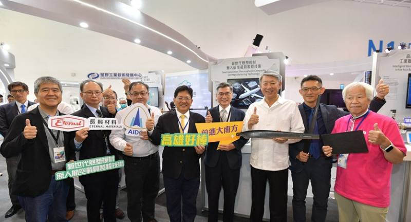 塑膠中心攜手台塑台麗朗、長興材料與漢翔航空，在經濟部技術司支持下，開發高效率、可焊接、可回收的「新世代熱塑複材無人航空載具製程技術」，推進國防航太產業走向國際市場。