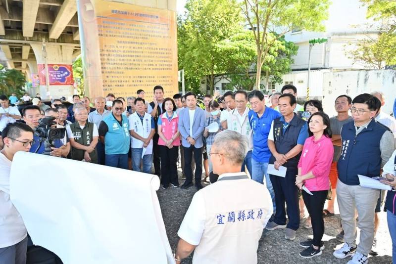 配合高鐵延伸宜蘭案，交通部鐵道局委託宜蘭縣政府辦理高鐵宜蘭特定區規畫。縣府21日在宜蘭市和平路鐵路橋下對外說明進程，不少關心此案的地方人士到場聽取簡報。（宜蘭縣政府提供）