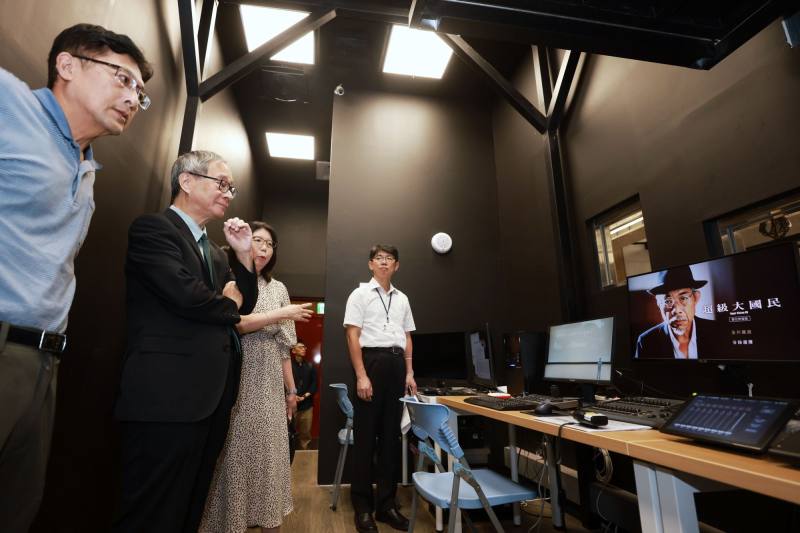 國立中正紀念堂管理處演藝廳導入5G專網及8K投影設備，將常態放映電影及高畫質影片，文化部長李遠（左2）參觀相關設備建置。