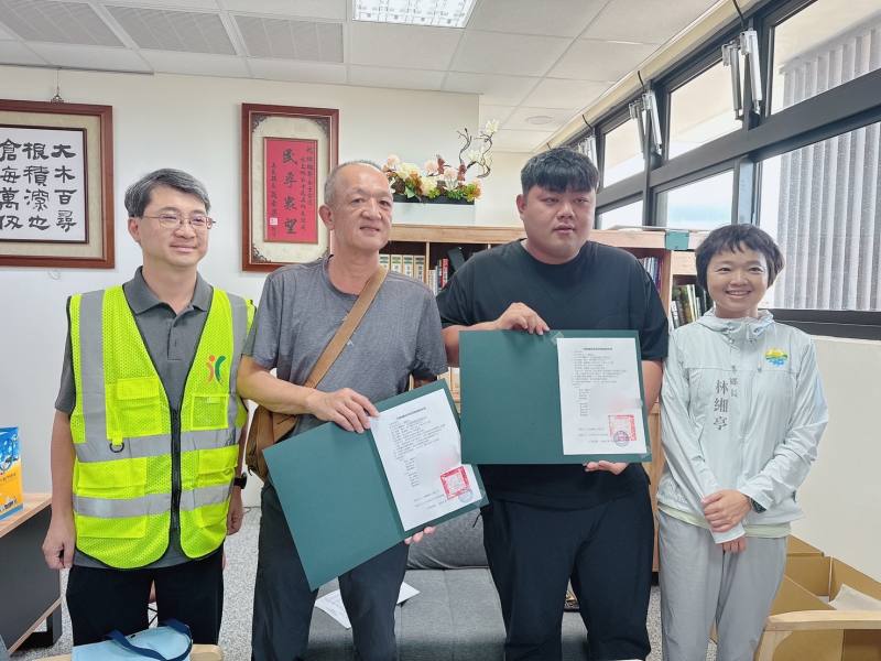 中央與地方合作推動災屋修繕媒合機制，21日水上鄉首件透過政府媒合、進行修繕的災戶完成簽約