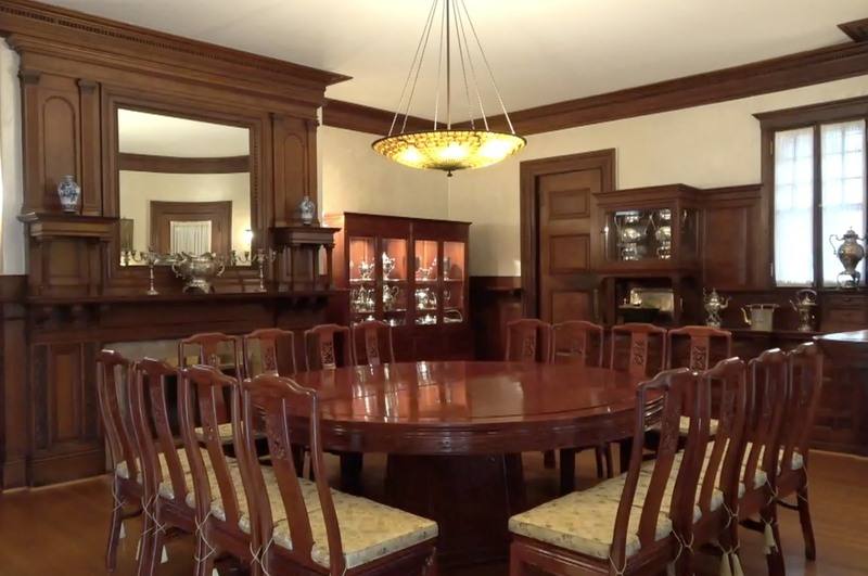 雙橡園的一間中式會客廳懸掛著一盞典雅吊燈，為原屋主哈伯德的收藏，為珠寶品牌蒂芙尼公司（Tiffany & Co.）出品的百年古董燈飾，因此該宴會廳又稱「第凡內廳」。圖攝於8月19日。