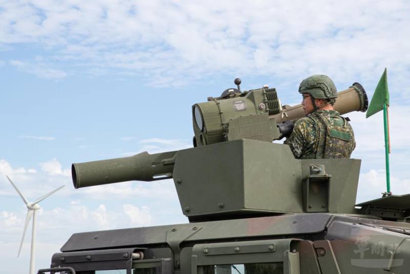 射手執行拖式飛彈裝填作業。（軍聞社記者卓以立攝）