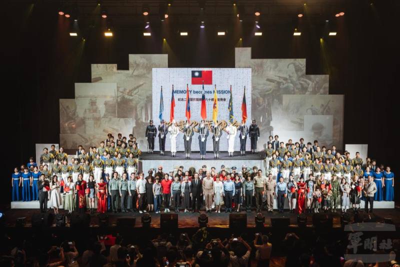 國防部盛大舉辦「紀念二戰暨抗戰勝利八十週年」音樂會，顧部長偕全體演出人員合影（軍聞社記者陳彥樺攝）
