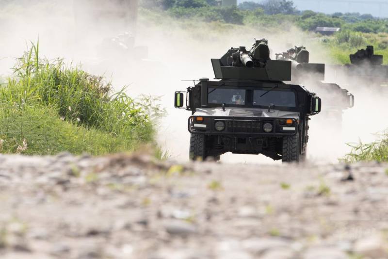 M1167拖式飛彈悍馬車進入陣地。（軍聞社記者卓以立攝）