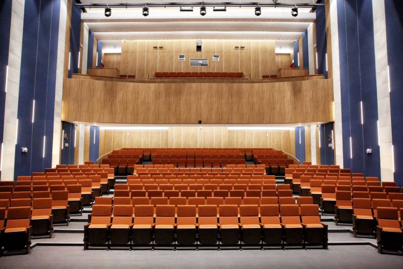 國立中正紀念堂管理處演藝廳設備更新，導入5G專網及8K投影設備，將常態放映電影及高畫質影片。