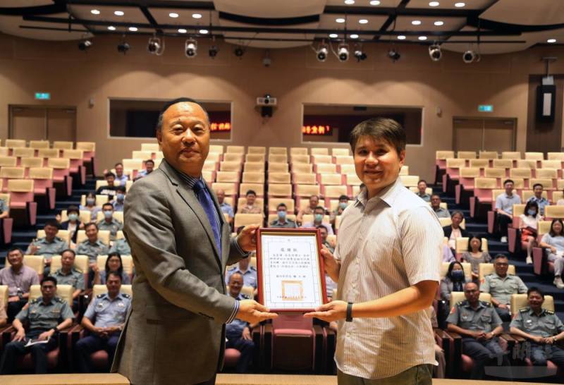 柏副部長代表顧部長致贈張家瑋講師感謝狀。（軍聞社記者侯凱議攝）