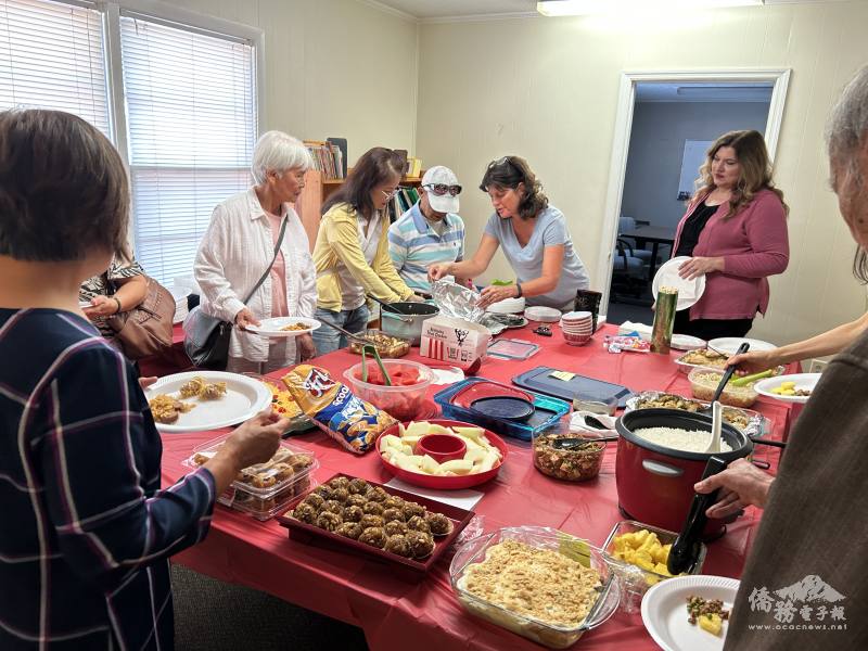 參與者分享品嚐自製餐點