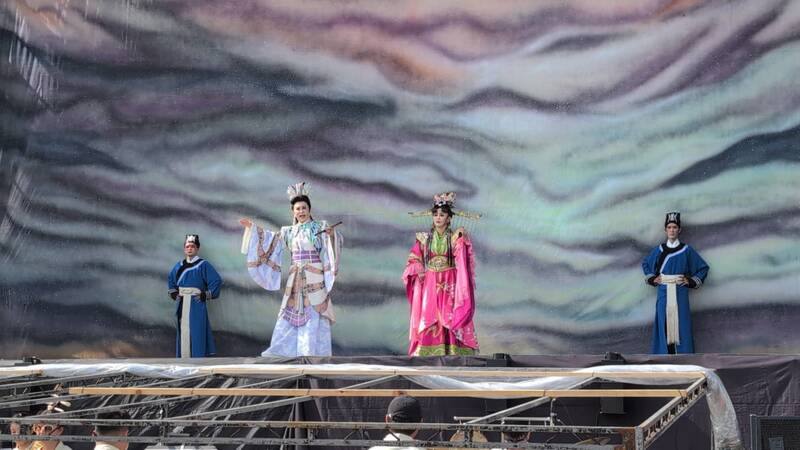 「2025文化部文化平權巡演–庄頭劇場藝日限定」金門場23日將由明華園戲劇總團帶來劇碼「貓神」，21日團員已抵金門彩排，當家小生孫翠鳳（前左）著裝演出。