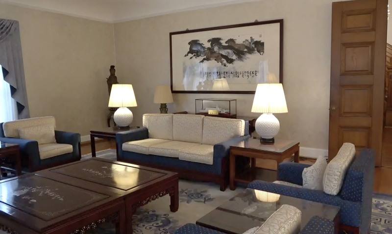 雙橡園大藍廳原為屋主書房，後改建為大會客室。廳內懸掛水墨畫家李奇茂所繪駿馬圖，大氣磅礡。圖攝於8月19日。