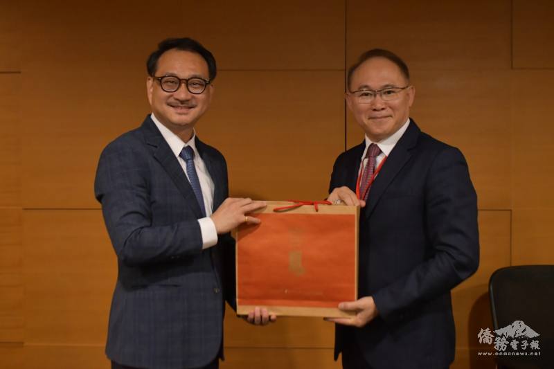 阮昭雄贈禮予團長王興義