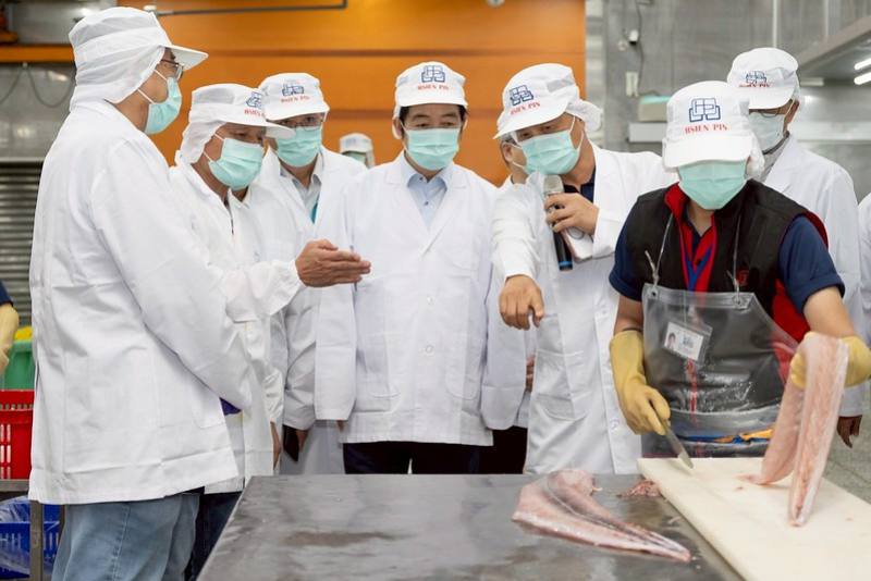 總統稍早先前往鮮品冷凍食品公司，實地關心鬼頭刀漁業產銷情形