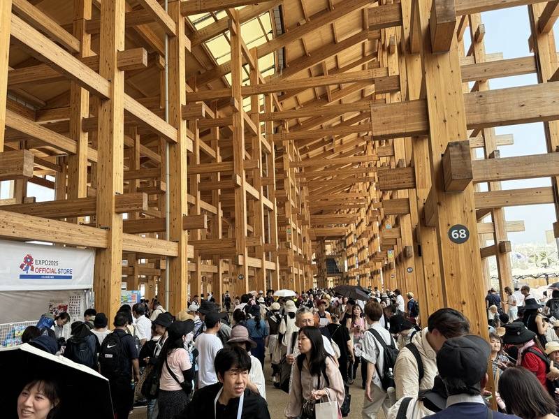 為期半年的大阪世博舉辦到10月13日為止，會期進入尾盤的話，爭相進場的遊客大增。萬博協會擔心民眾即使買到門票也很難預約到希望參觀的日期，呼籲民眾儘早參觀。圖為8月19日大屋頂環下遊客多。