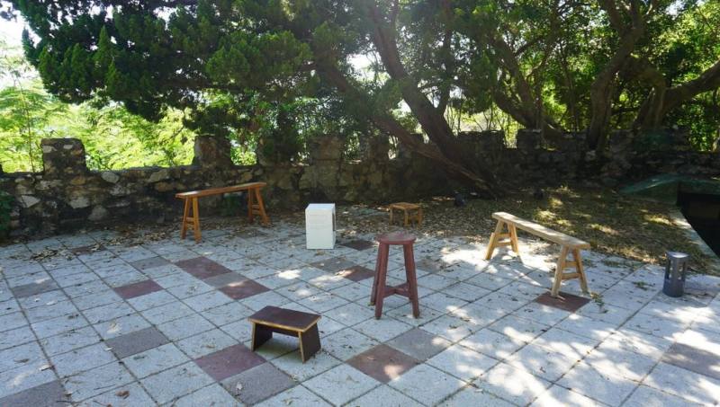 2025馬祖國際藝術島9月將登場，由日本藝術家狩野朋子與中坪多惠子打造的作品「馬祖島來信」展區包括數張向在地民眾借的椅子，兩人希望透過民眾坐在這些椅子上寫明信片，創造與在地民眾間接互動與連結。（馬祖國際藝術島書信計畫提供）