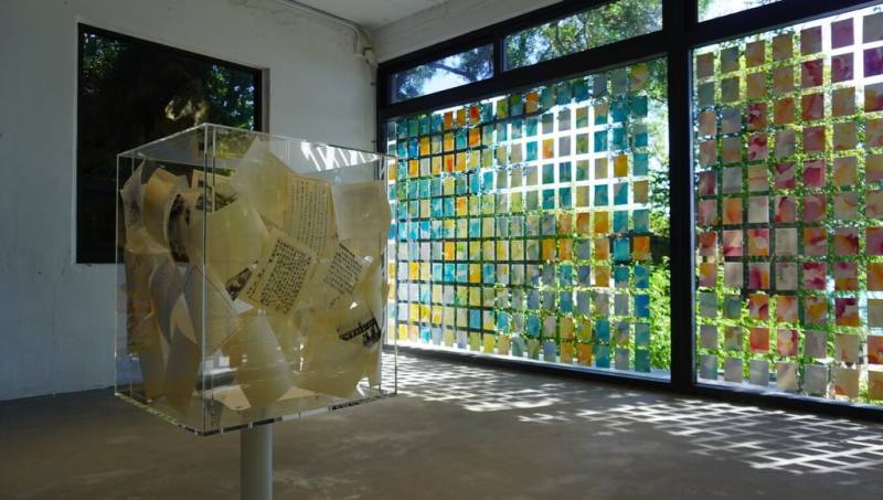 日本藝術家狩野朋子與中坪多惠子為2025馬祖國際藝術島打造作品「馬祖島來信」，展場中蒐集明信片的郵筒以透明壓克力製成，並放入以羊皮紙重新印製的昔日軍旅信件，象徵記憶長久留存。（馬祖國際藝術島書信計畫提供）