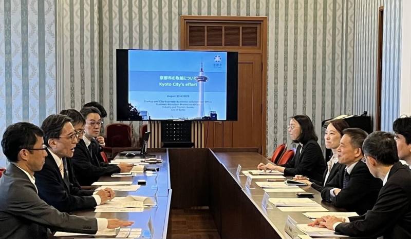 日本京都市市長松井孝治（左2）與國發會主委劉鏡清（右2）進行會談。（國發會提供）