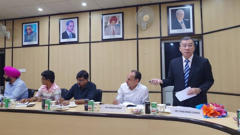 衛福部委託高雄醫學大學辦理「印度藥用植物種植實地調查研究計畫」，團隊成員日前到印度交流訪視，拜會當地科學及工業研究委員會（CSIR）及其轄下喜馬拉雅生物資源技術研究所（IHBT），會中進行相關簡報。（高醫大團隊提供）