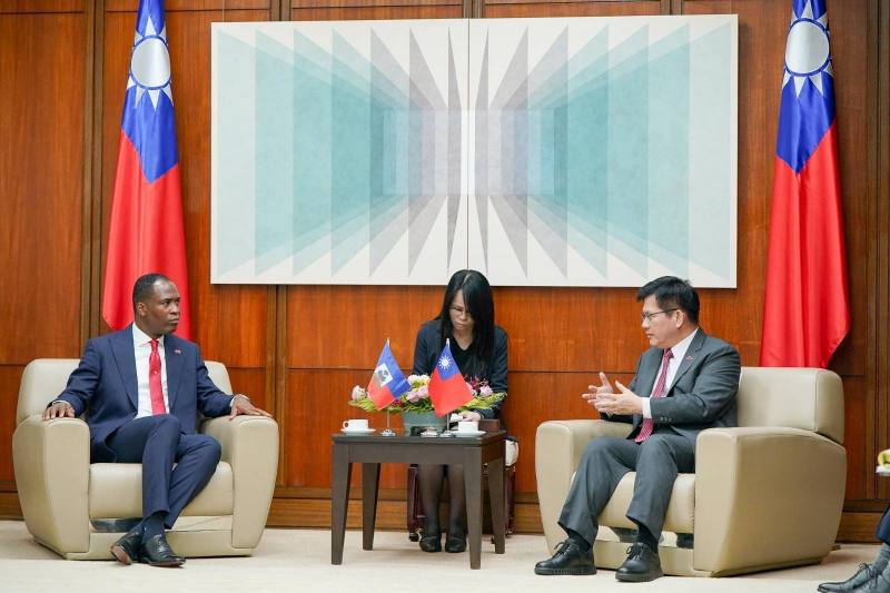 外交部長林佳龍（右）與海地新任駐台大使潘恩（Roudy Stanley Penn，左）就雙方關切議題交換意見。