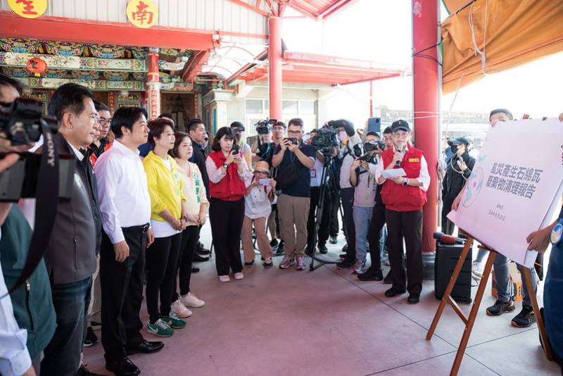 總統首先抵達七股區南聖宮，聽取環境部資源循環署賴瑩瑩署長說明石綿瓦屋頂清運情形，以及國家通訊傳播委員會陳崇樹代理主委說明通訊修復狀況