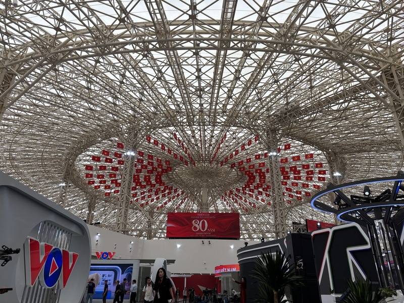 越南最新國家展覽中心室內面積超過30公頃，穹頂由2萬4000噸鋼材打造，自然光由透明建材屋頂灑落。