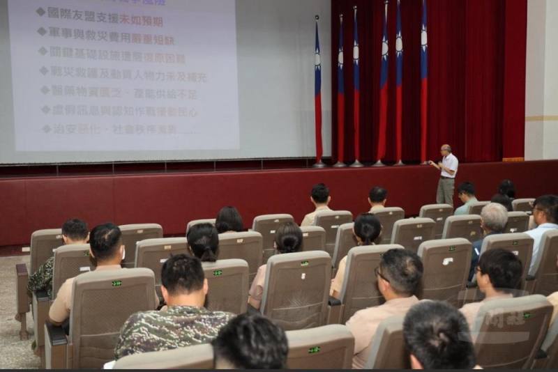 國家發展委員會簡任視察劉延琮深入解析風險管理的意涵。（國防部提供）