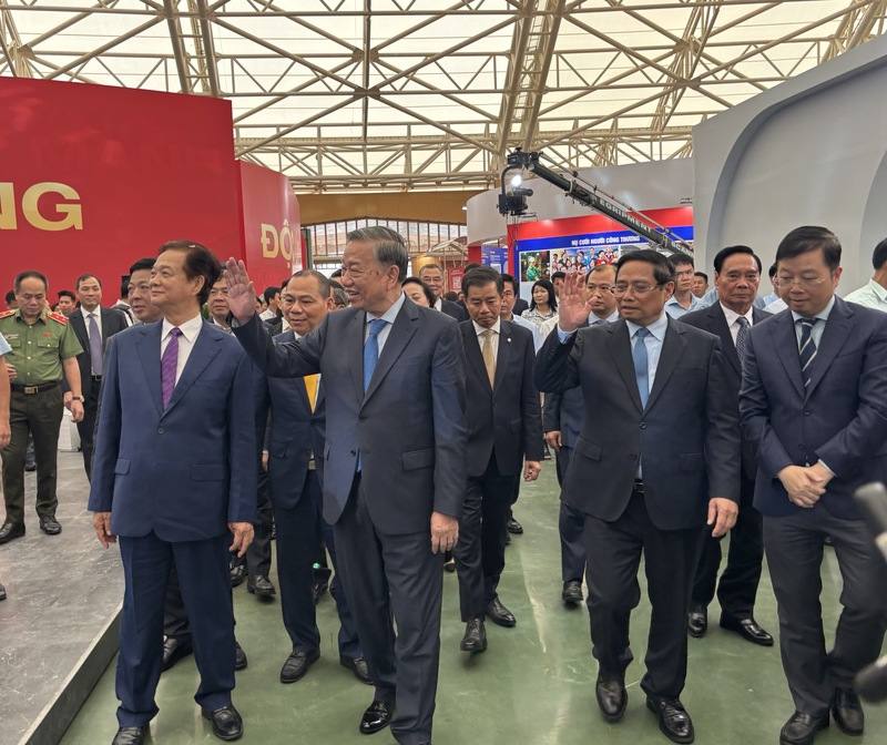 越南國家展覽中心開幕式後，越共總書記蘇林（左2）、越南總理范明正（右2）、前總理阮晉勇（左1）等人進入展館內部參觀，並向民眾打招呼。