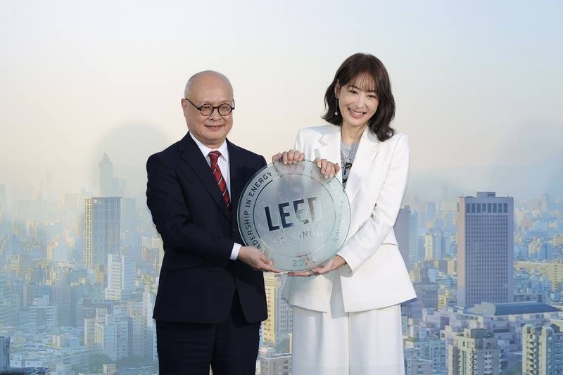 台北101在美國綠建築LEED v5認證中脫穎而出，以全球最高分榮獲白金級認證，22日舉行授牌典禮，由美國綠建築協會北亞區董事總經理杜日生（左）頒發獎牌給台北101董事長賈永婕（右）。