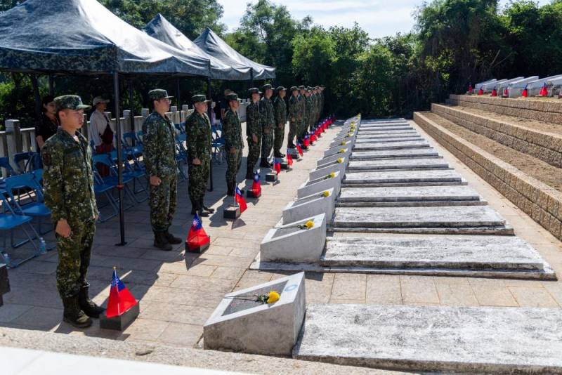 金防部官兵至烈嶼公墓祭悼追思。（軍聞社記者蔡枋澐攝）