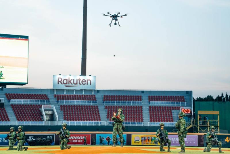 無人機自空中投放開球用球。（軍聞社記者吳冠萱攝）