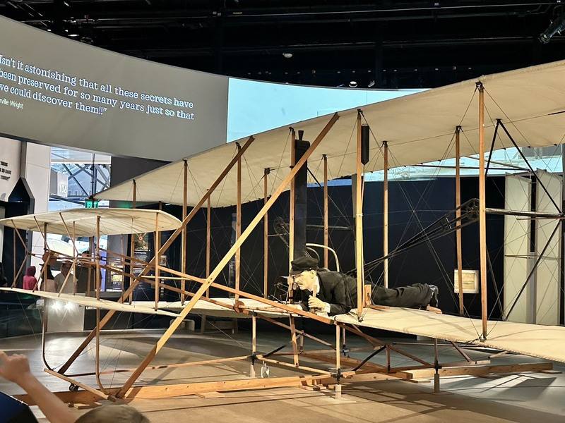 美國國家航空與太空博物館展出1903年萊特飛行器原型，儘管在全球有許多複製品，航太館展出的這一架是真正的原件。圖攝於8月21日。
