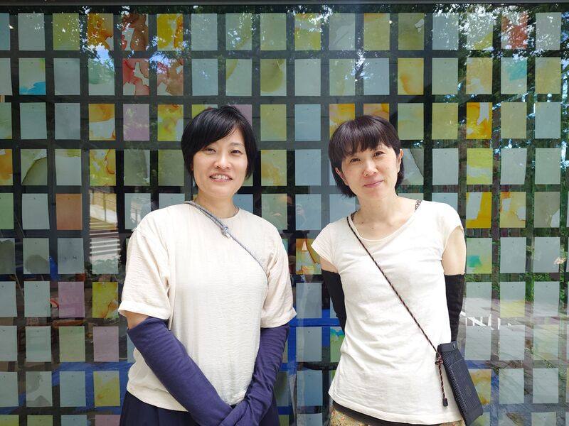 日本藝術家狩野朋子（左）、中坪多惠子（右）攜手為2025馬祖國際藝術島打造作品「馬祖島來信」，將島嶼常見顏色化為明信片，邀請民眾透過書寫與寄送的過程，向全世界傳達馬祖的美好。