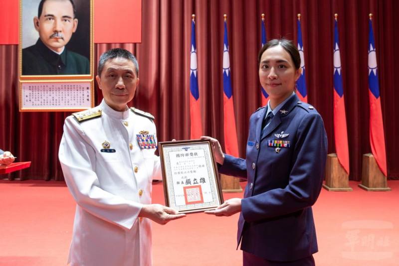 劉校長頒發績優學員國防部獎狀。（軍聞社記者王進福攝）