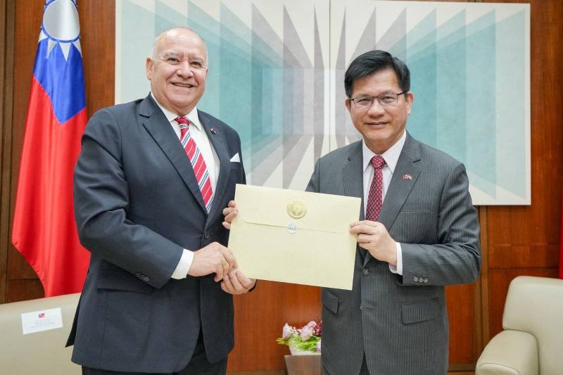 外交部長林佳龍（右）接受巴拉圭新任駐台大使費拉爾帝佳（Darío Filártiga Ruiz Díaz，左）呈遞到任國書副本。