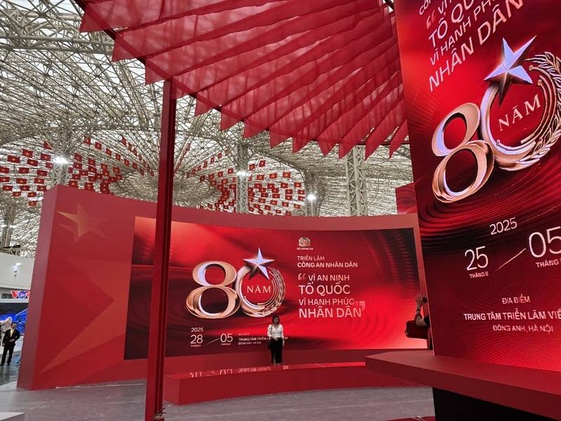位於河內的越南國家展覽會議中心（VEC）19日舉辦落成儀式，也為越南國慶一系列活動拉開正式序幕。首先迎來的是慶祝越南國慶的紀念文物特展，80週年文宣隨處可見。
