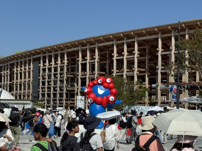 大阪世博營運單位「日本國際博覽會協會」21日表示，大阪世博的遊客截至20日為止已突破1500萬人，是開幕後第130天突破1500萬人，比2005年愛知世博早17天。圖為8月19日世博東門附近情形。