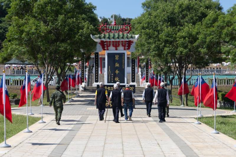 八二三戰役英雄前輩們重返金門，回憶堅定守護前線決心。（軍聞社記者蔡枋澐攝）