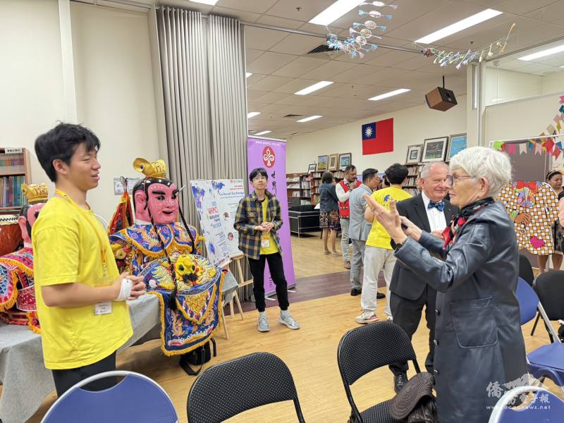 FASCA學員向多元族裔來賓介紹三太子